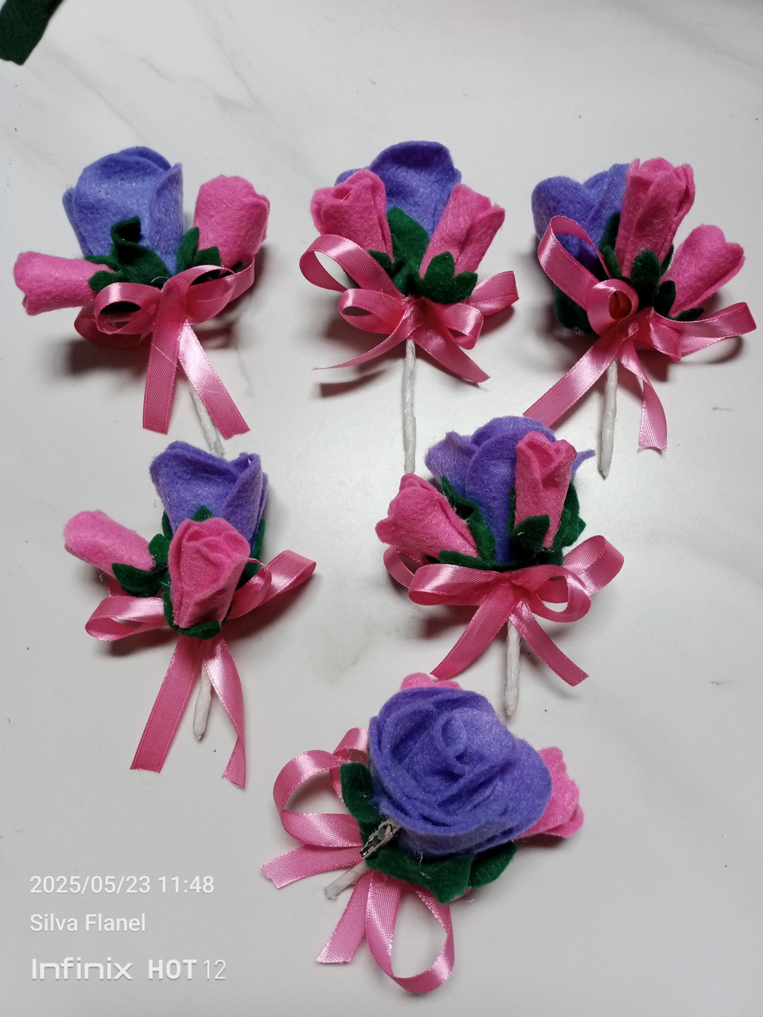 Bunga dada kain flanel